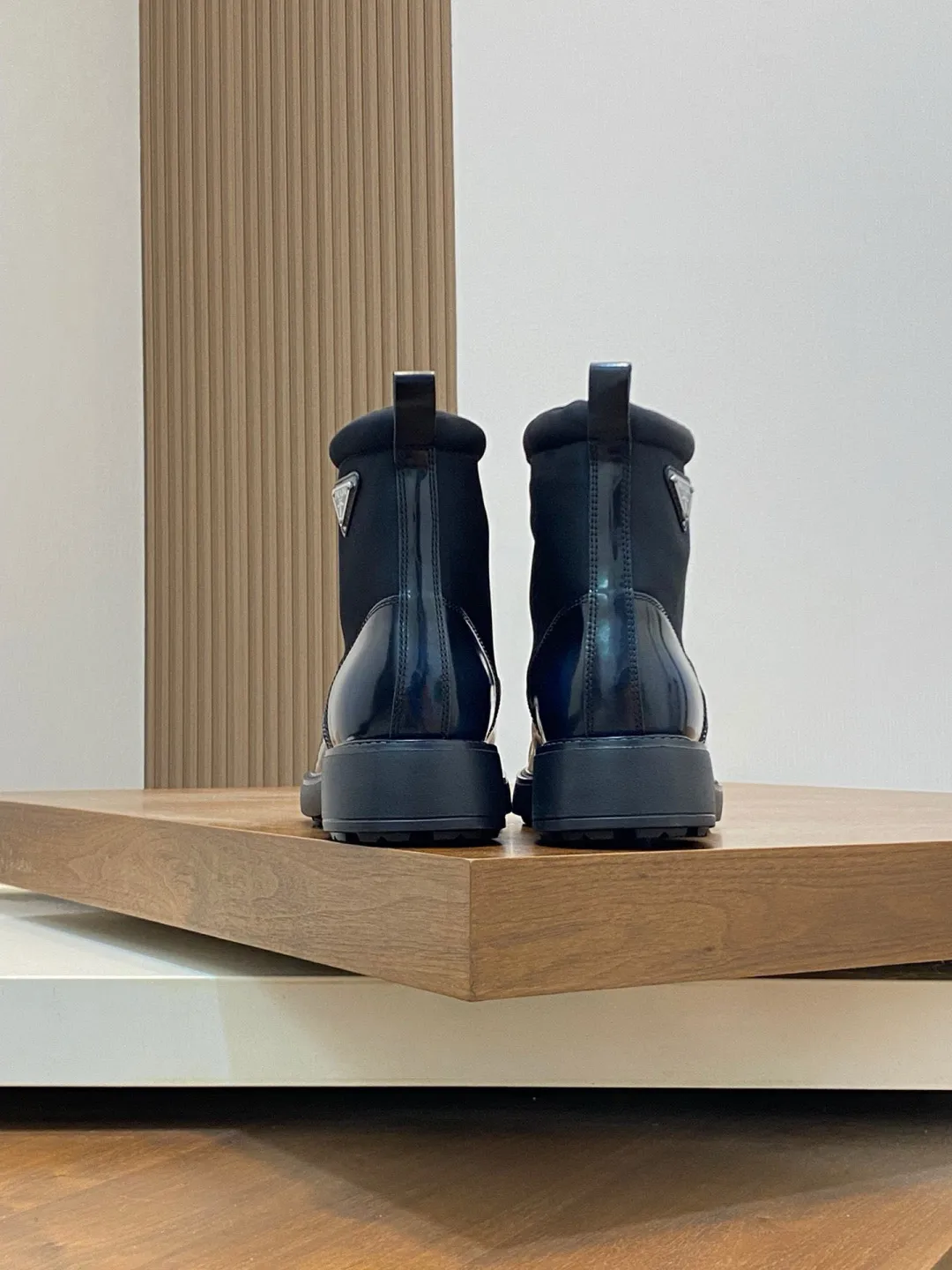 Men's shoes 💰940 PRADA men's latest ultra-light new short wool boots for autumn and winter, two-color blue nylon cowhide leather with eyelets and metal hooks, enameled triangle metal logo, 4m ultra-light serrations Ev a injection rubber concave and convex large particle snowflake pattern anti-slip soles very light and comfortable on the foot Urban modern military boot style design Men's model 39 40 41 42 43 44